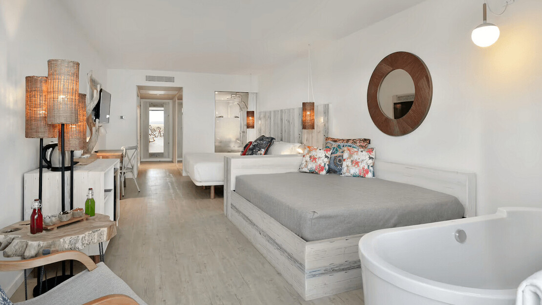 The Studio Sea View with Garden 